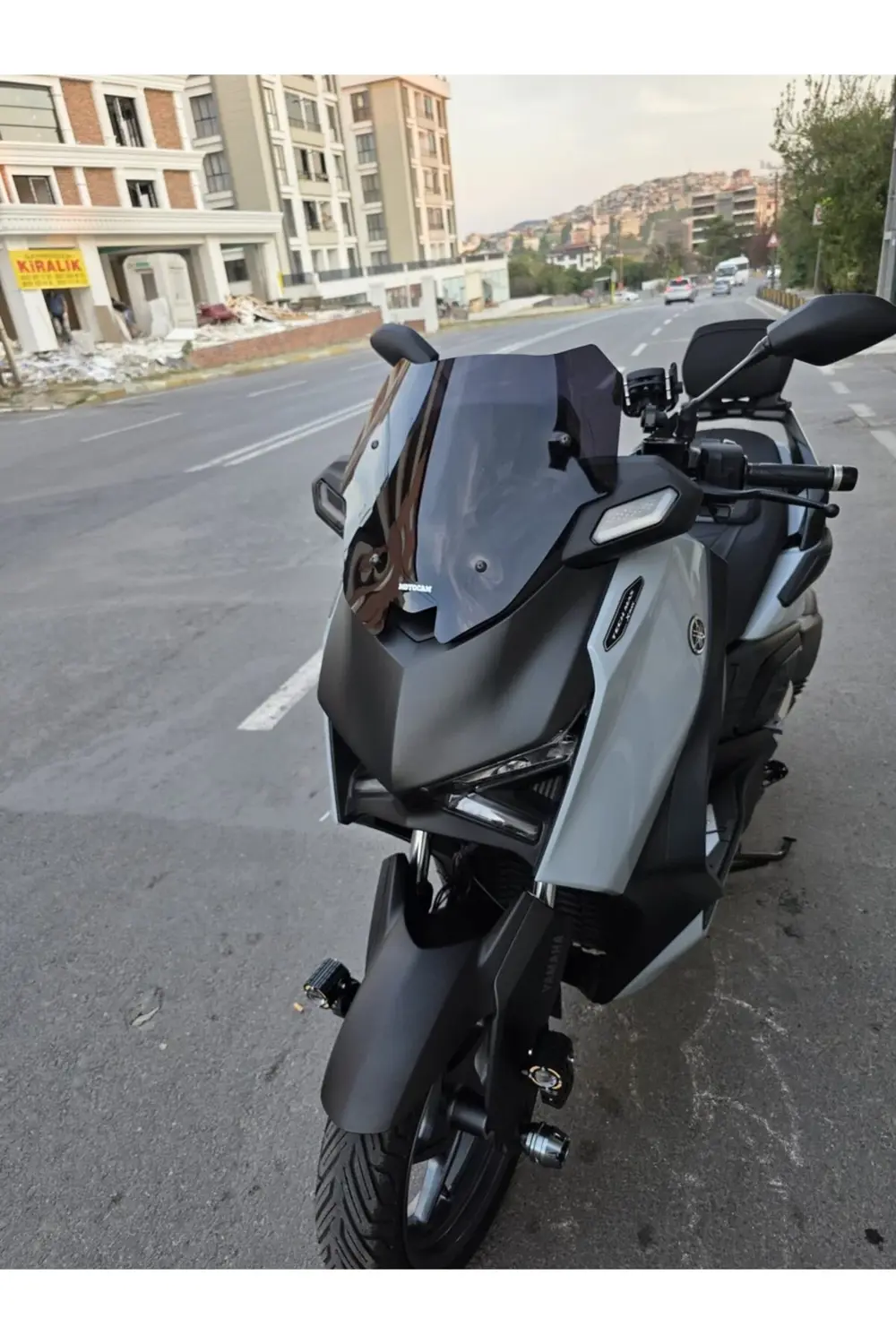 Yamaha Xmax Techmax Ön Cam 2025 Model 39cm Siyah Renkli 4mm Asans Yamaha Xmax Techmax Ön Cam 2025 Model 39cm Siyah Renkli 4mm Asans