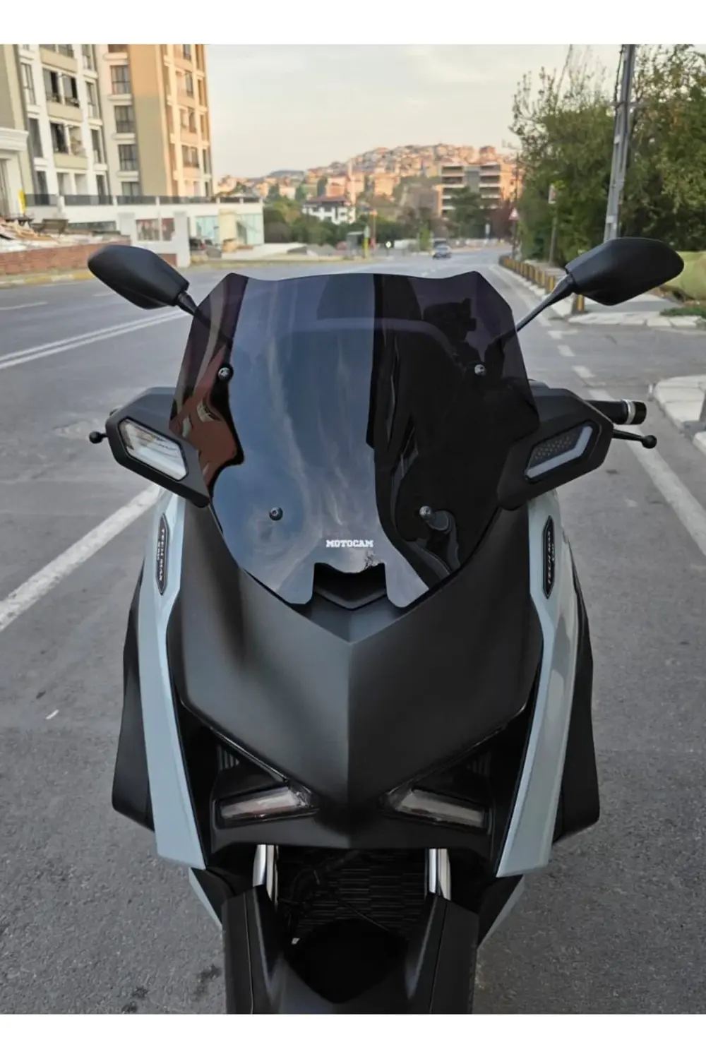 Yamaha Xmax Techmax Ön Cam 2025 Model 39cm Siyah Renkli 4mm Asans Yamaha Xmax Techmax Ön Cam 2025 Model 39cm Siyah Renkli 4mm Asans