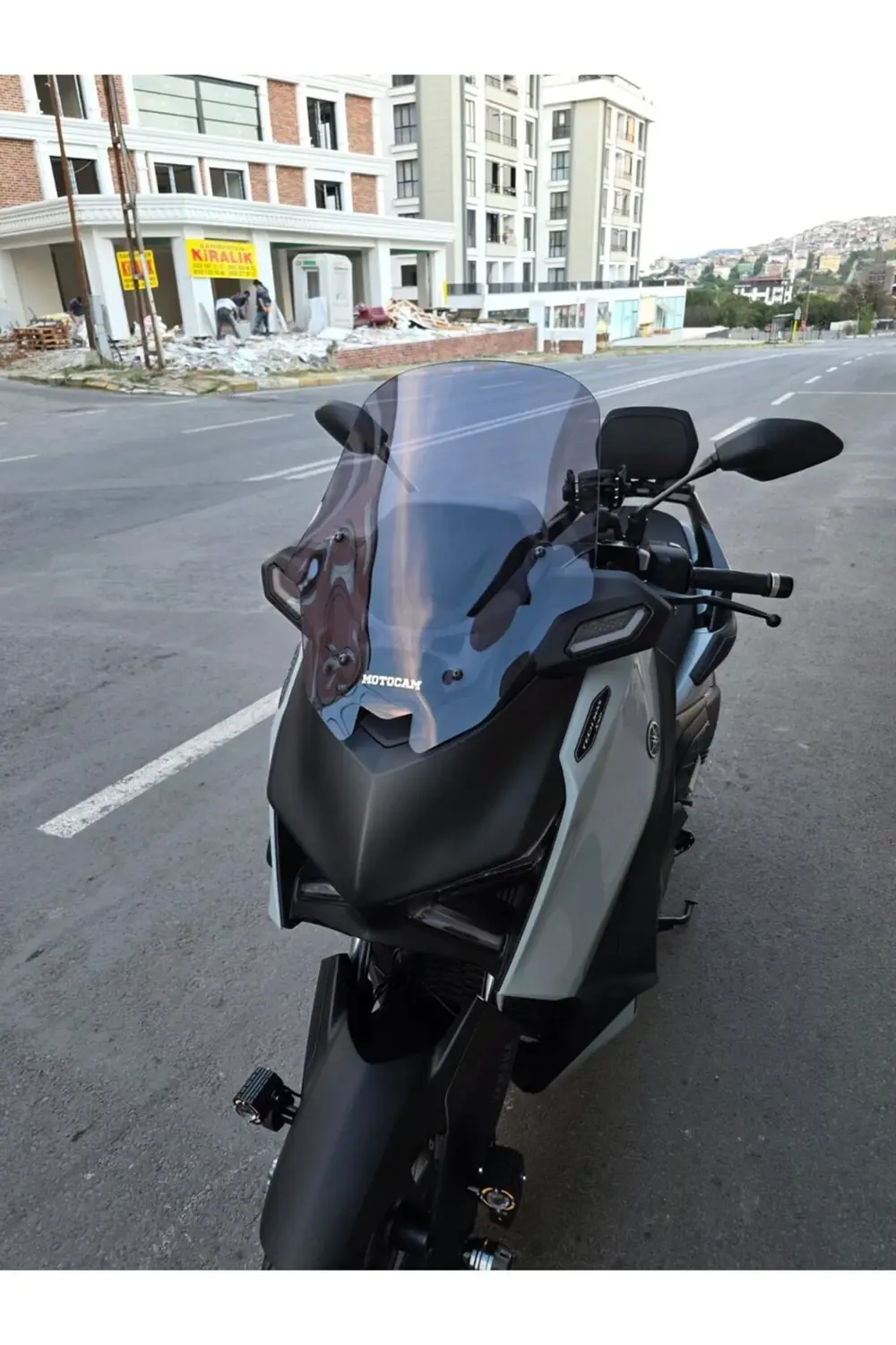 Yamaha Xmax Techmax Ön Cam 2025 Model 52cm Füme Renkli 4mm Asansö