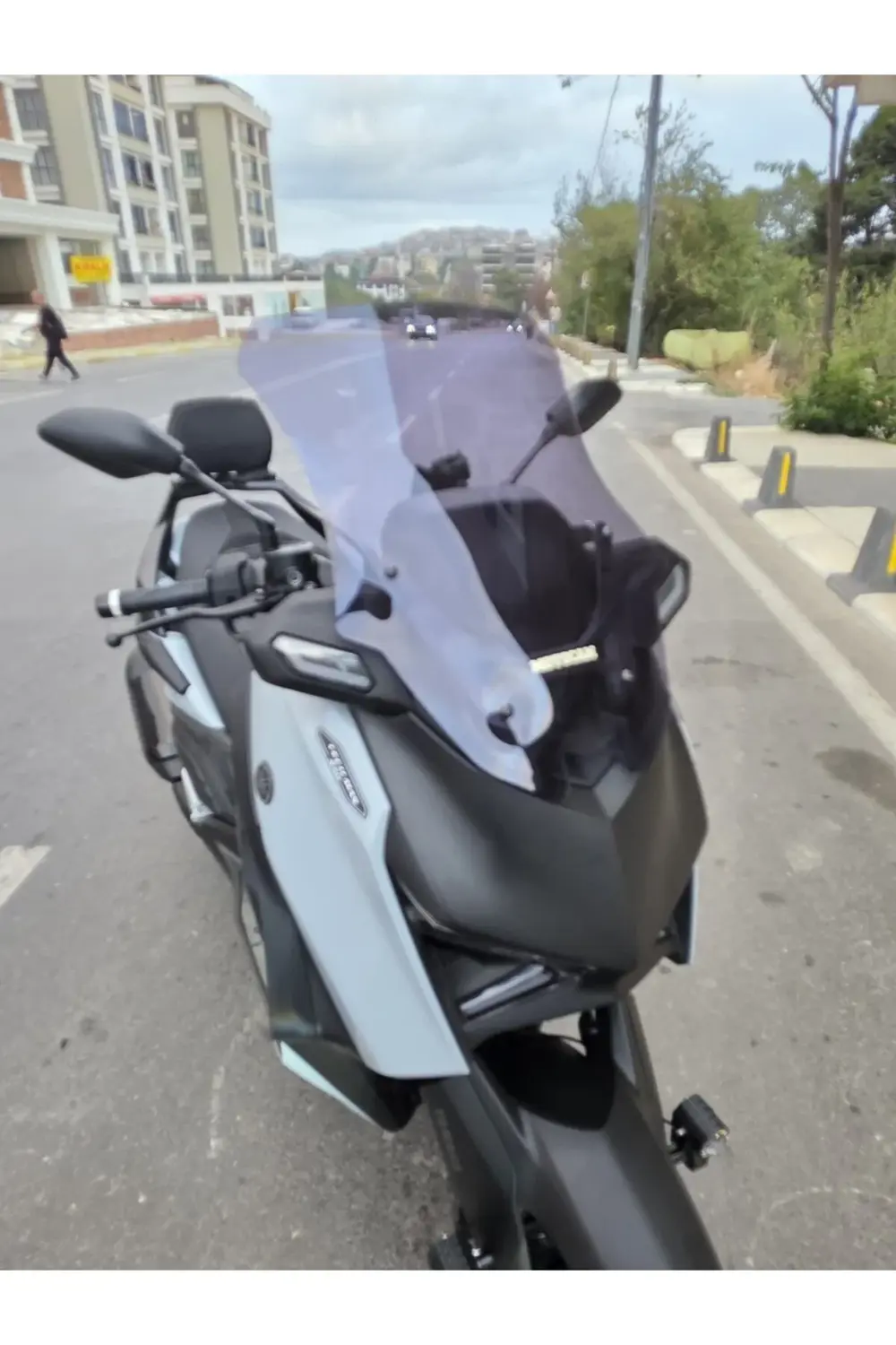 Yamaha Xmax Techmax Ön Cam 2025 Model 63cm Füme Renkli 4mm Asansö