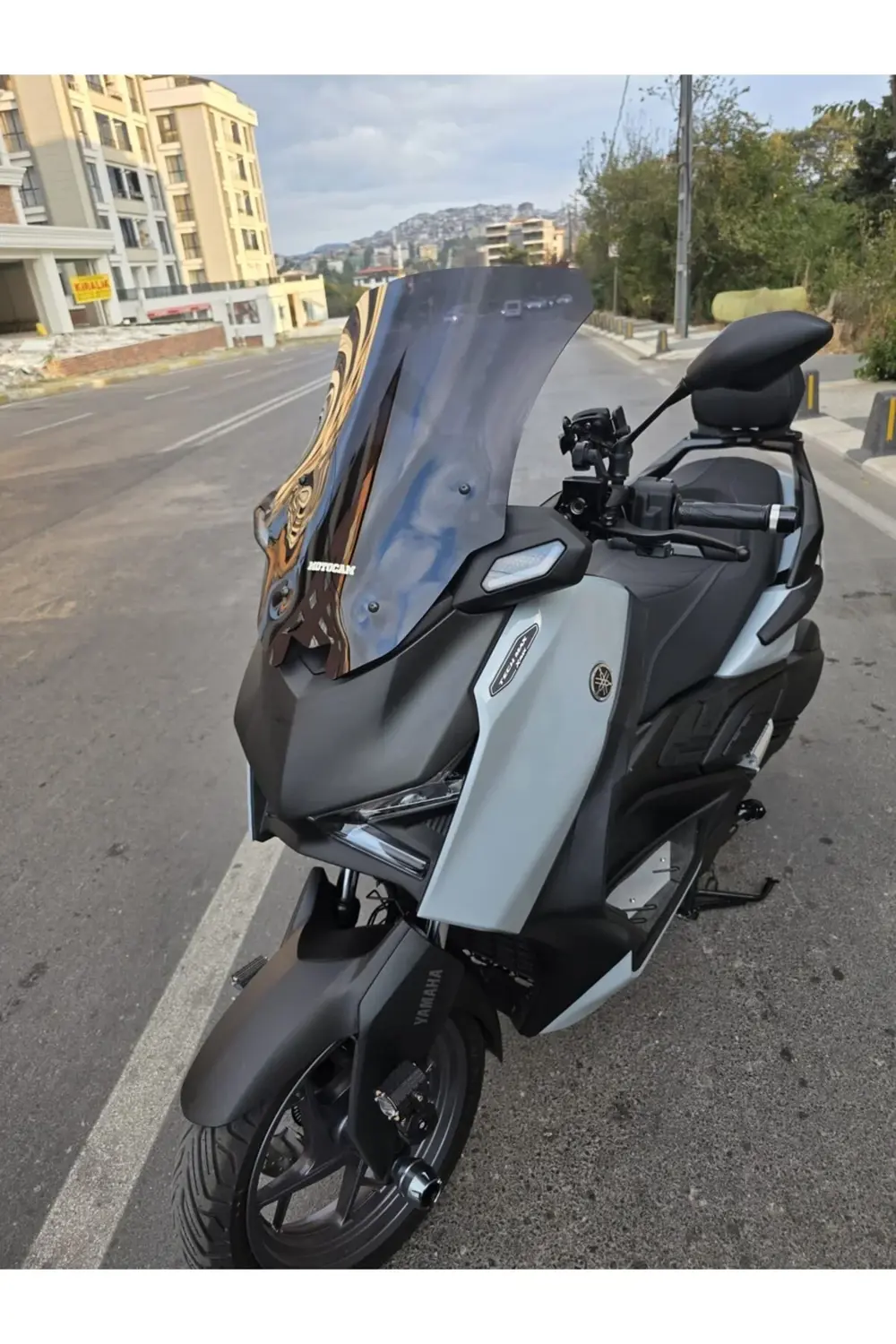 Yamaha Xmax Techmax Ön Cam 2025 Model 63cm Siyah Renkli 4mm Asans Yamaha Xmax Techmax Ön Cam 2025 Model 63cm Siyah Renkli 4mm Asans