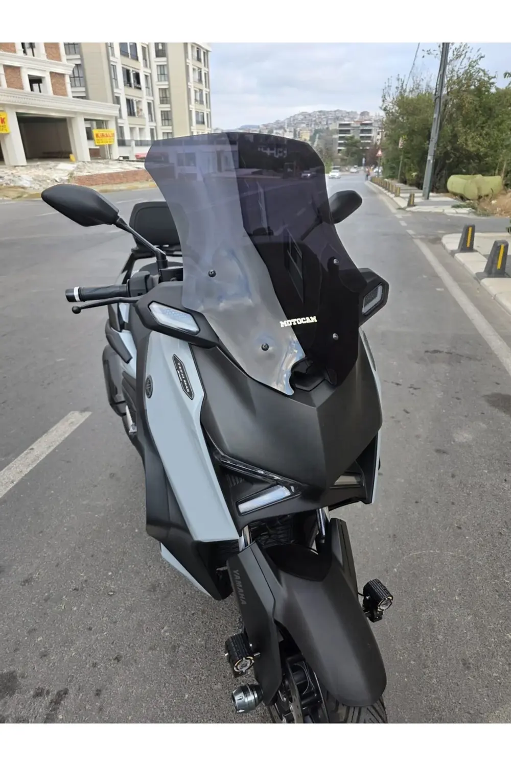 Yamaha Xmax Techmax Ön Cam 2025 Model 63cm Siyah Renkli 4mm Asans Yamaha Xmax Techmax Ön Cam 2025 Model 63cm Siyah Renkli 4mm Asans
