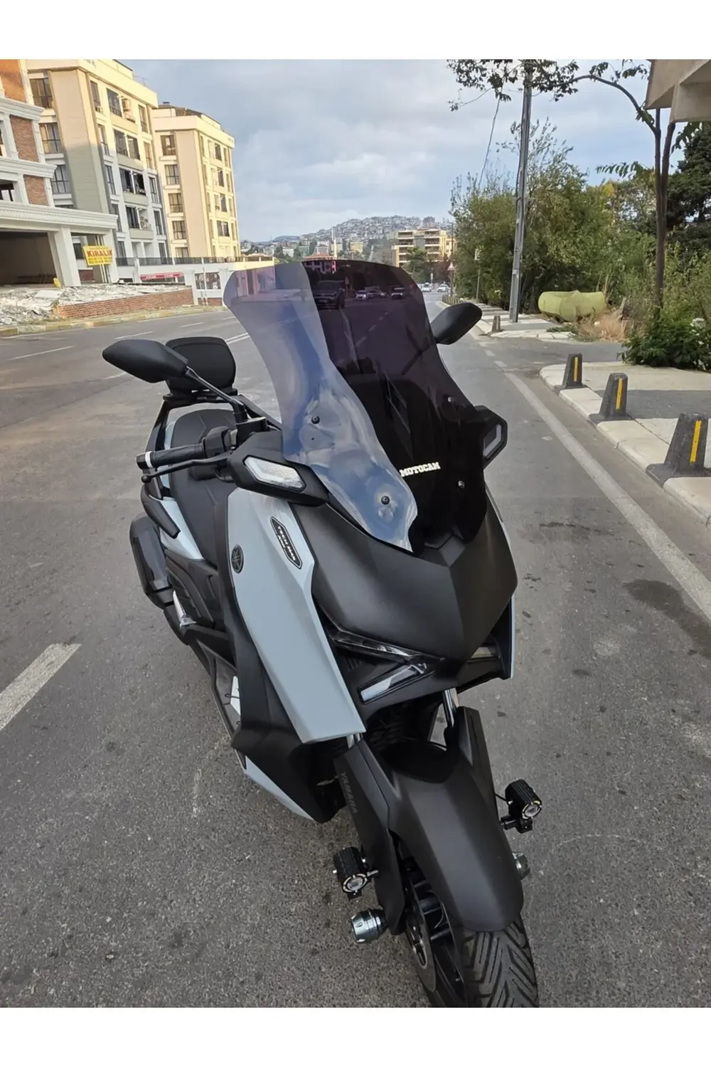 Yamaha Xmax Techmax Ön Cam 2025 Model 63cm Siyah Renkli 4mm Asans Yamaha Xmax Techmax Ön Cam 2025 Model 63cm Siyah Renkli 4mm Asans