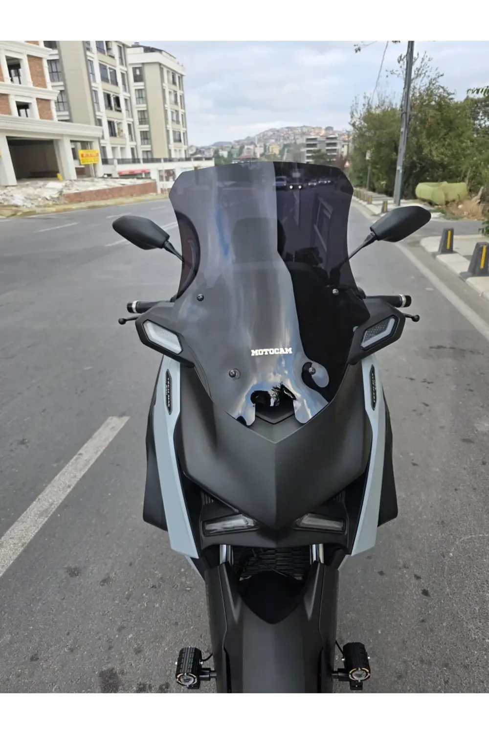 Yamaha Xmax Techmax Ön Cam 2025 Model 63cm Siyah Renkli 4mm Asans Yamaha Xmax Techmax Ön Cam 2025 Model 63cm Siyah Renkli 4mm Asans