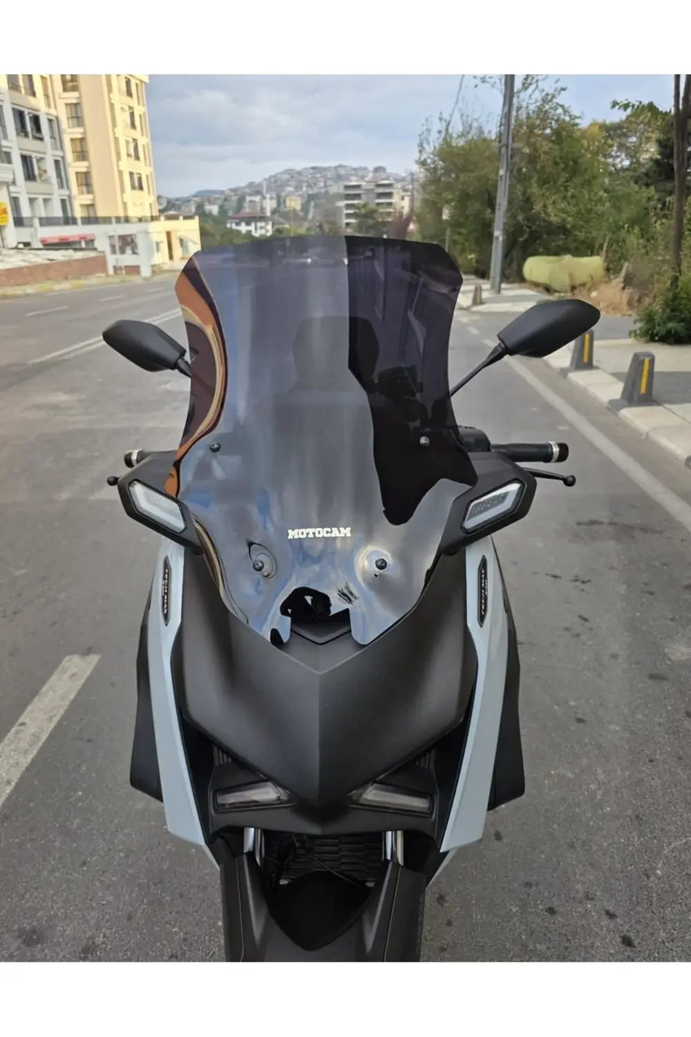 Yamaha Xmax Techmax Ön Cam 2025 Model 63cm Siyah Renkli 4mm Asans Yamaha Xmax Techmax Ön Cam 2025 Model 63cm Siyah Renkli 4mm Asans