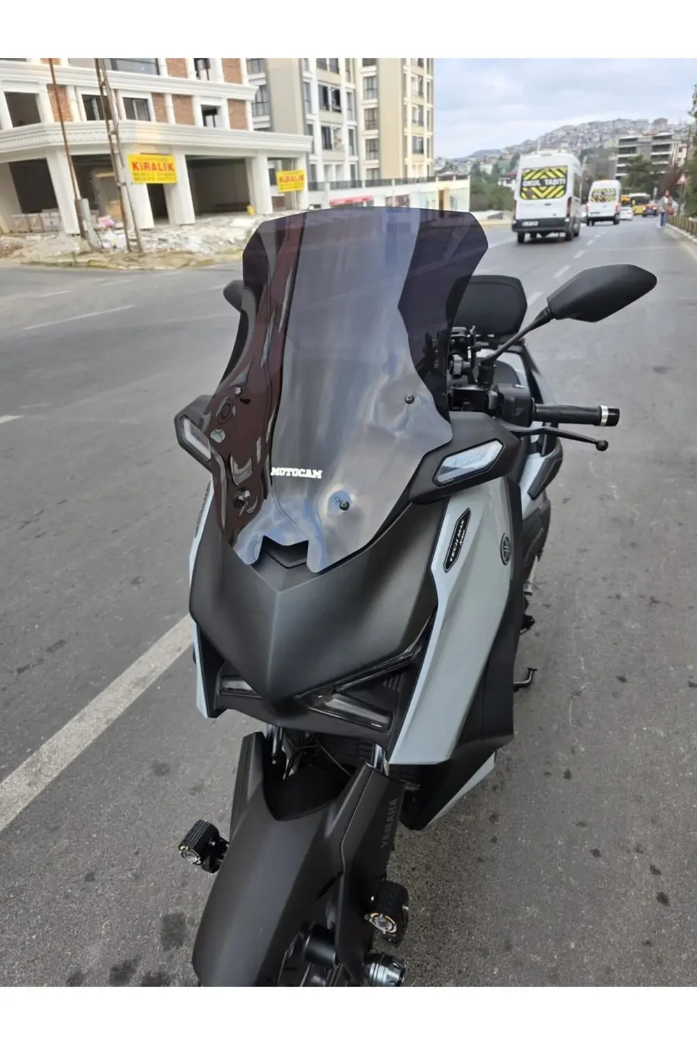 Yamaha Xmax Techmax Ön Cam 2025 Model 63cm Siyah Renkli 4mm Asans Yamaha Xmax Techmax Ön Cam 2025 Model 63cm Siyah Renkli 4mm Asans