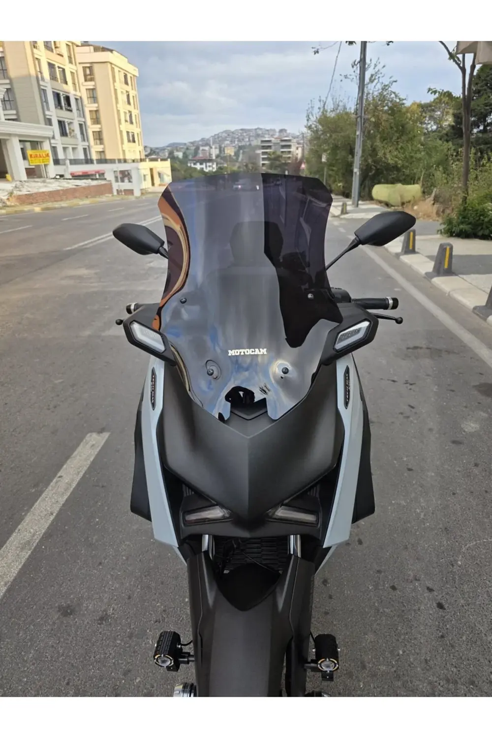Yamaha Xmax Techmax Ön Cam 2025 Model 63cm Siyah Renkli 4mm Asans Yamaha Xmax Techmax Ön Cam 2025 Model 63cm Siyah Renkli 4mm Asans