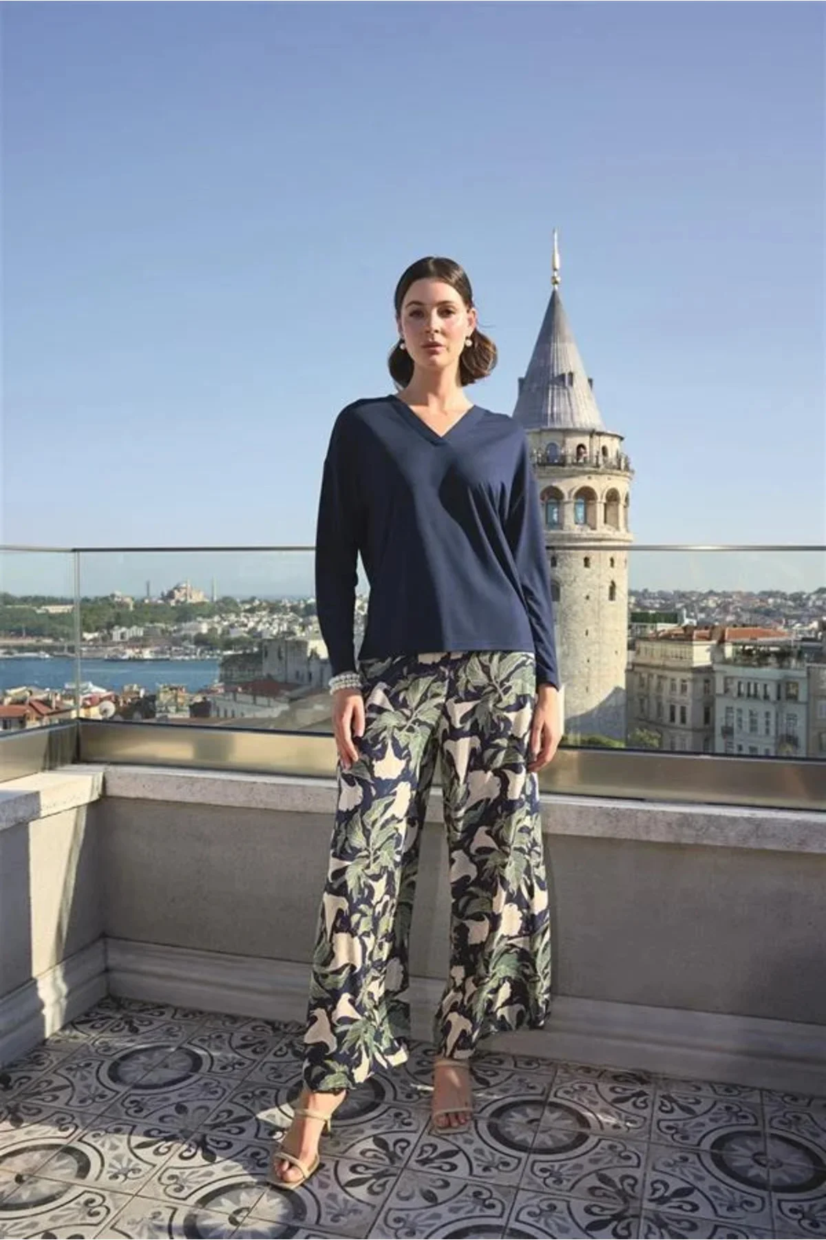 Yaprak Desenli Uzun Kollu V Yaka Pijama Takımı Fiyatı, Yorumları ve Özellikleri