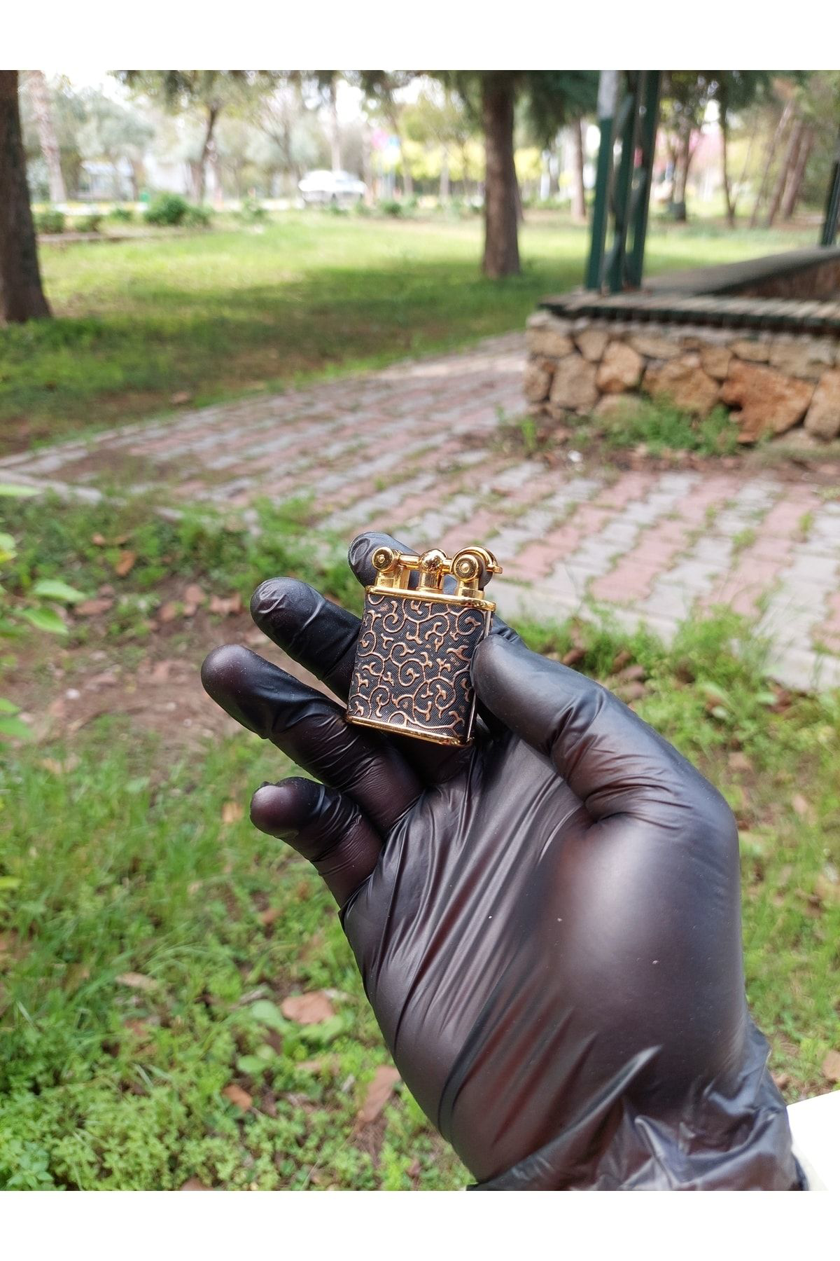 Pnp Yarım Kapaklı Gövde İşlemeli Klasik Gazlı Çakmak Siyah Üstü Gold