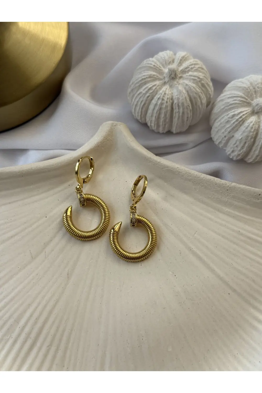 Atelier Emine Yarım Tur Gold Küpe