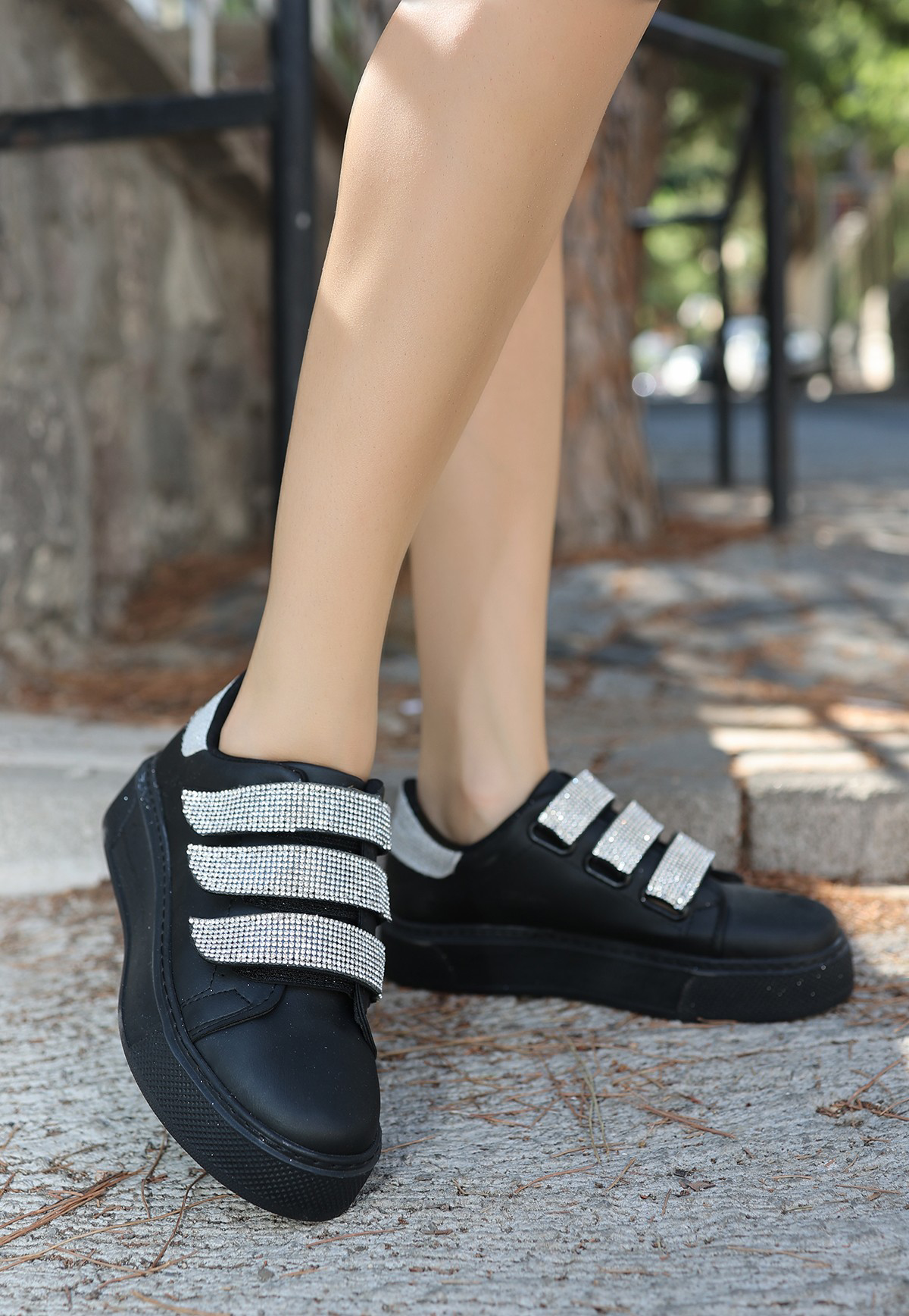 Yebta Siyah Cilt Beyaz İşlemeli Spor Ayakkabı Yebta Siyah Cilt Beyaz İşlemeli Spor Ayakkabı