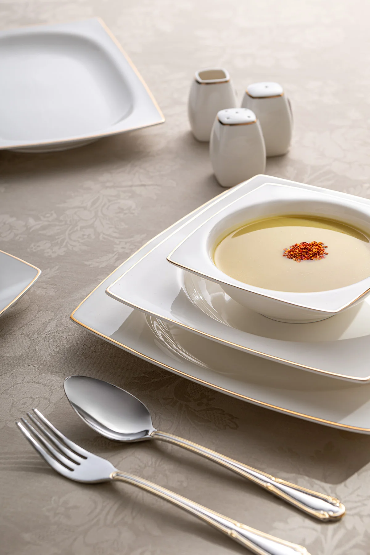 Yeni Karmen 60 Parça 12 Kişilik Yemek Takımı Kare Gold