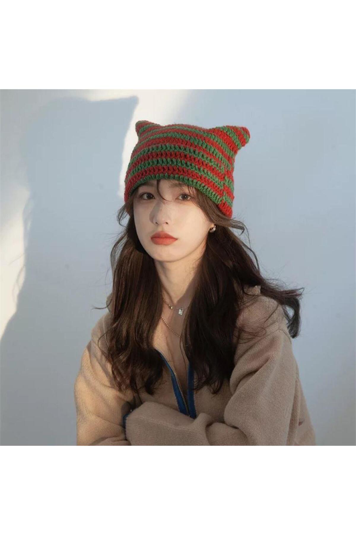 Yeni Kırmızı Yeşil Çizgili Boynuz Detaylı Örgü Bere