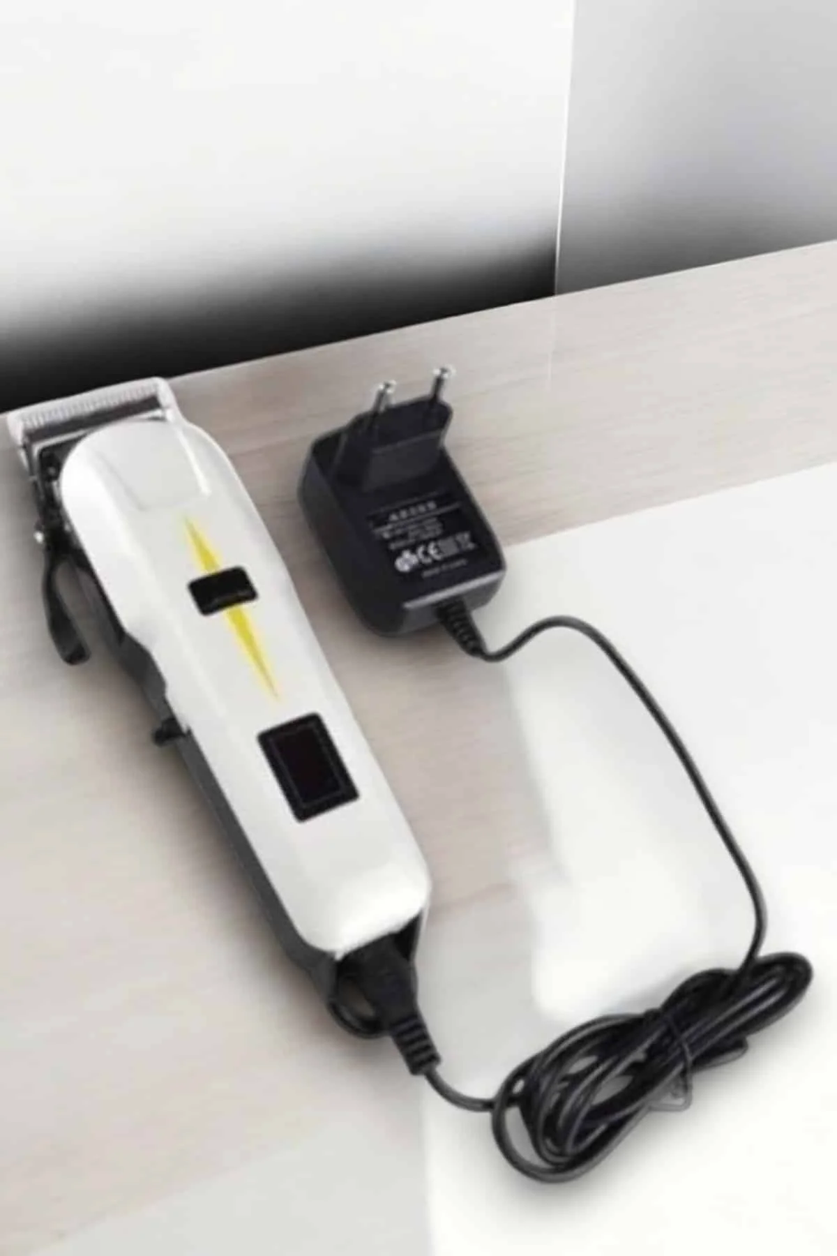 Yeni Nesil Tıraş Makinesi Uzun Şarjlı Paslanmaz Çelik Bıçaklı Yeni Nesil Tıraş Makinesi Uzun Şarjlı Paslanmaz Çelik Bıçaklı