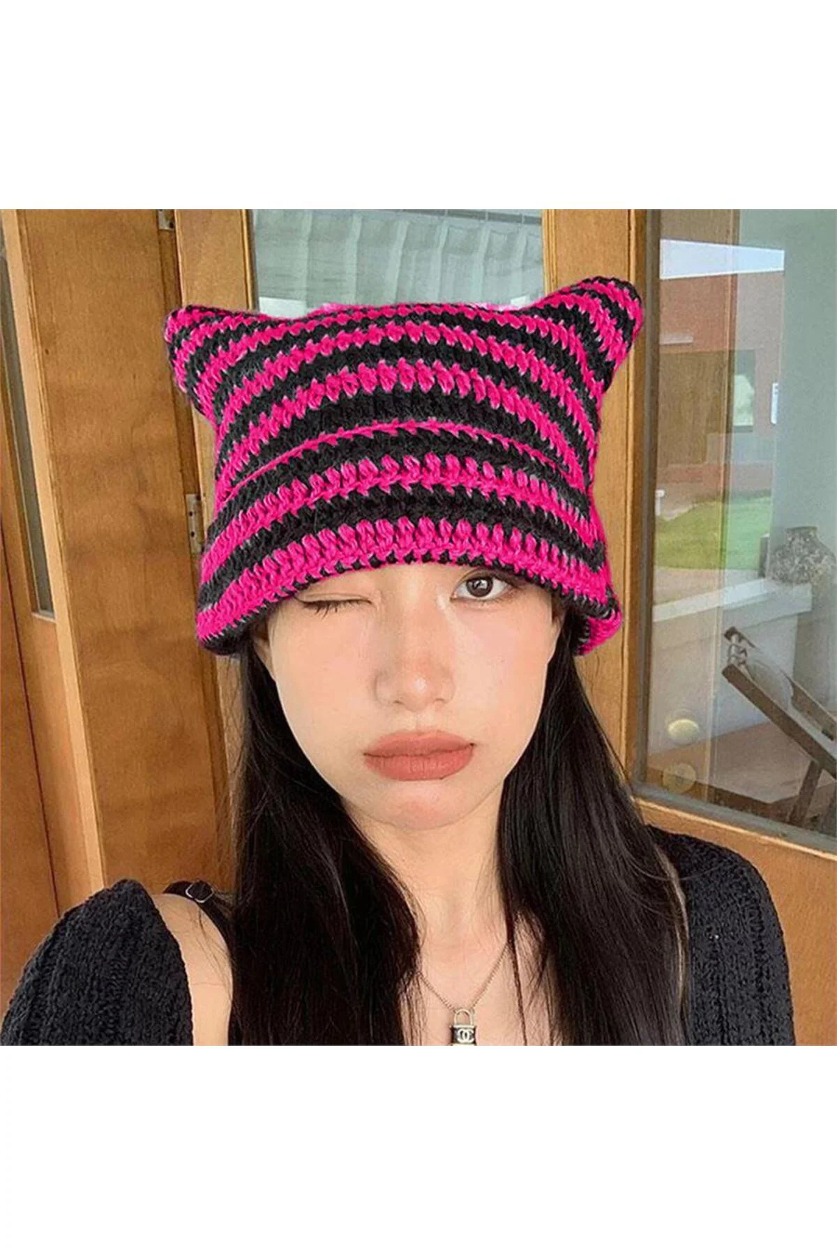 Yeni Pembe Siyah Çizgili Boynuz Detaylı Örgü Bere