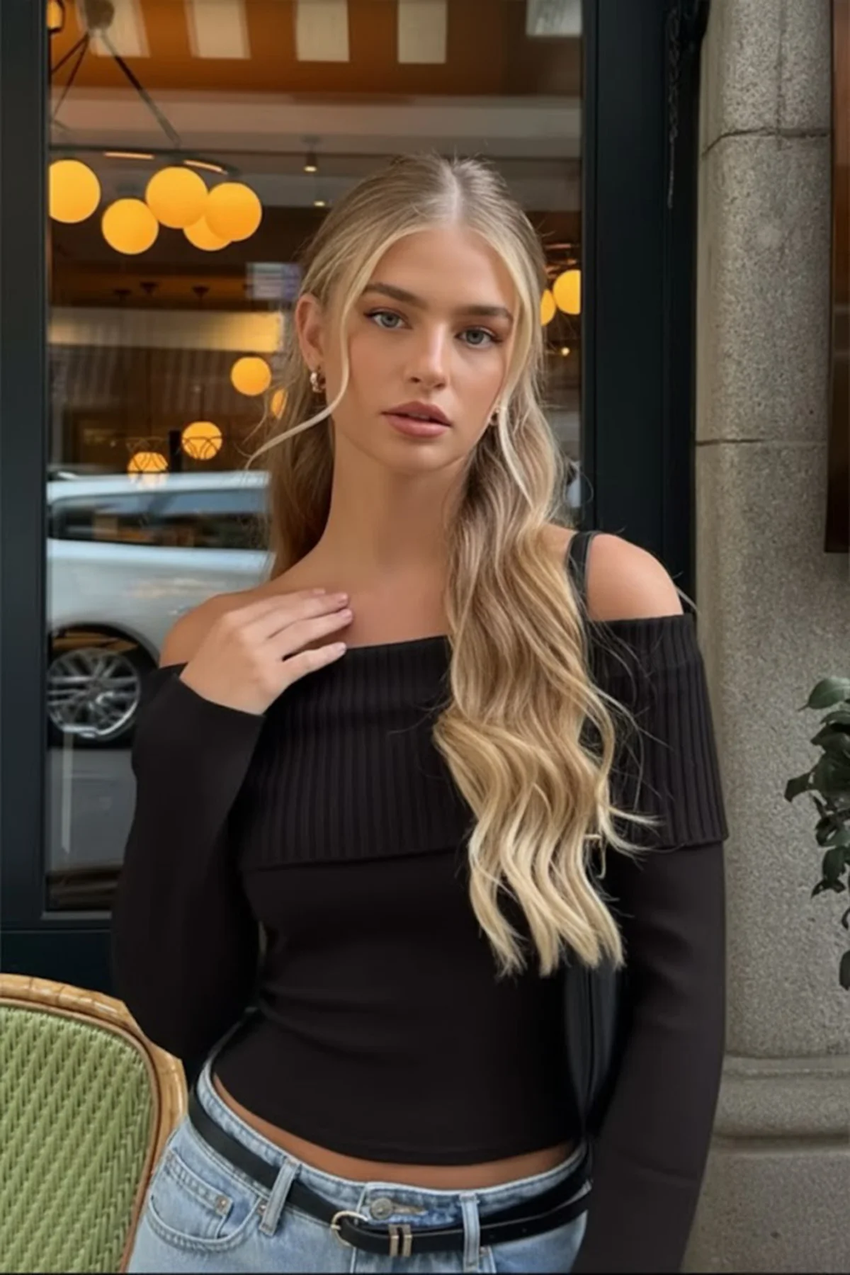 Yeni Siyah Şeritli Madonna Yaka Omuz Dekolteli Y2K Triko Uzun Kollu Crop Yeni Siyah Şeritli Madonna Yaka Omuz Dekolteli Y2K Triko Uzun Kollu Crop
