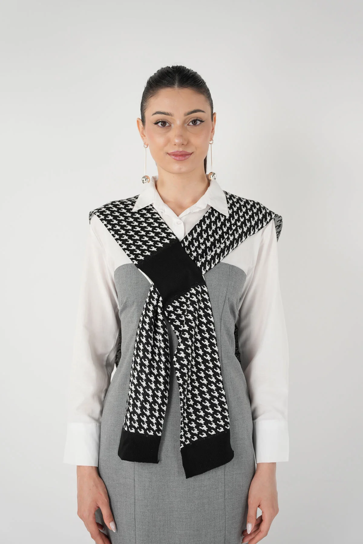 Yeni Stil Koldan Geçirmeli Kaz Ayağı Siyah Triko Omuz Şalı