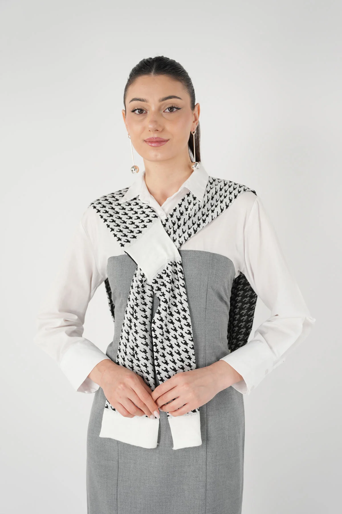 Yeni Stil Koldan Geçirmeli Kaz Ayağı Beyaz Triko Omuz Şalı