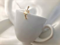 YENİ TARZ GOLD KAPLAMA GİTAR FİGÜR KIKIRDAK KÜPE-YTKK06