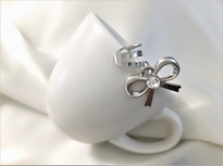 YENİ TARZ  KISTIRMALI KURDELE SALLANTILI FİGÜR KIKIRDAK KÜPE-SYTK