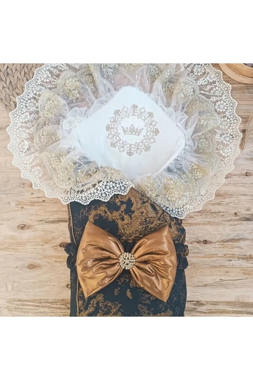 Yenidoğan Kendinden Desenli Fiyonklu Bebek Battaniyesi