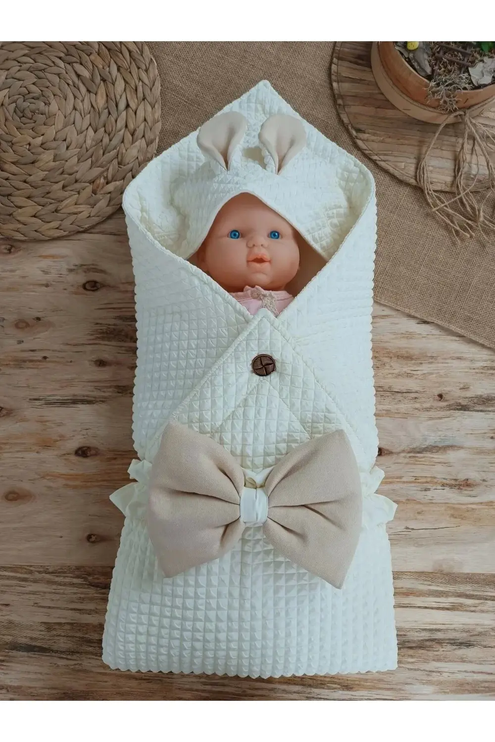 Yenidoğan Kulaklı Şapkalı Düğme Detaylı Fiyonklu Bebek Battaniyes