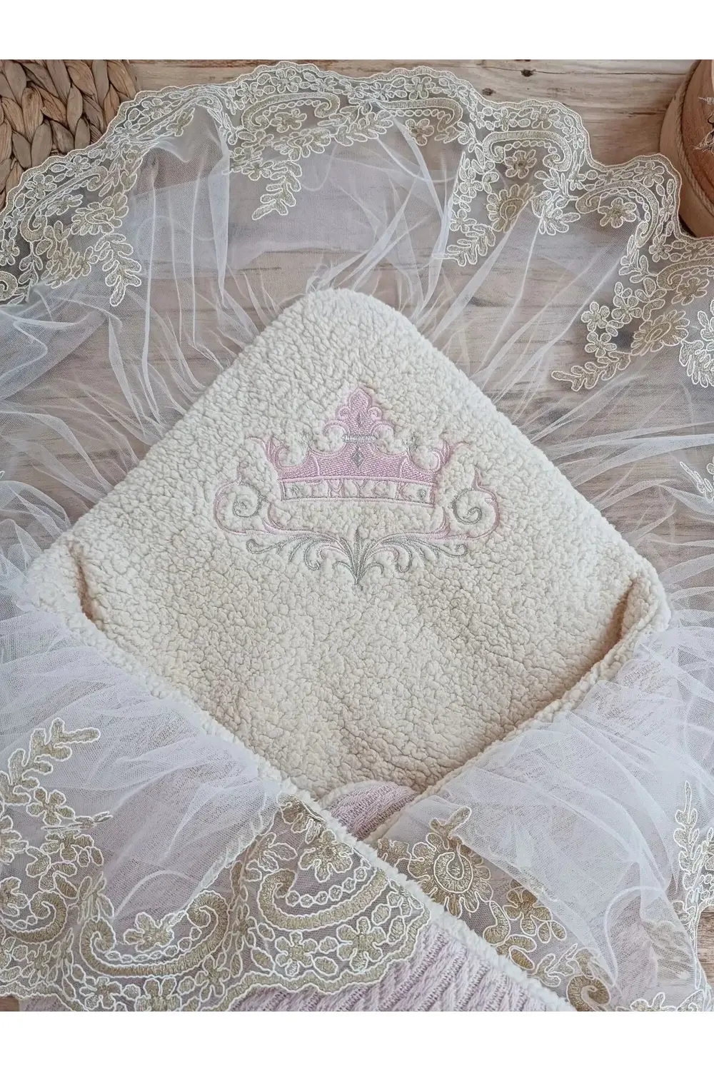 Yenidoğan Kuzulu Taç Nakış Güpürlü Fiyonklu Duvaklı Prizma Taş Un Yenidoğan Kuzulu Taç Nakış Güpürlü Fiyonklu Duvaklı Prizma Taş Un