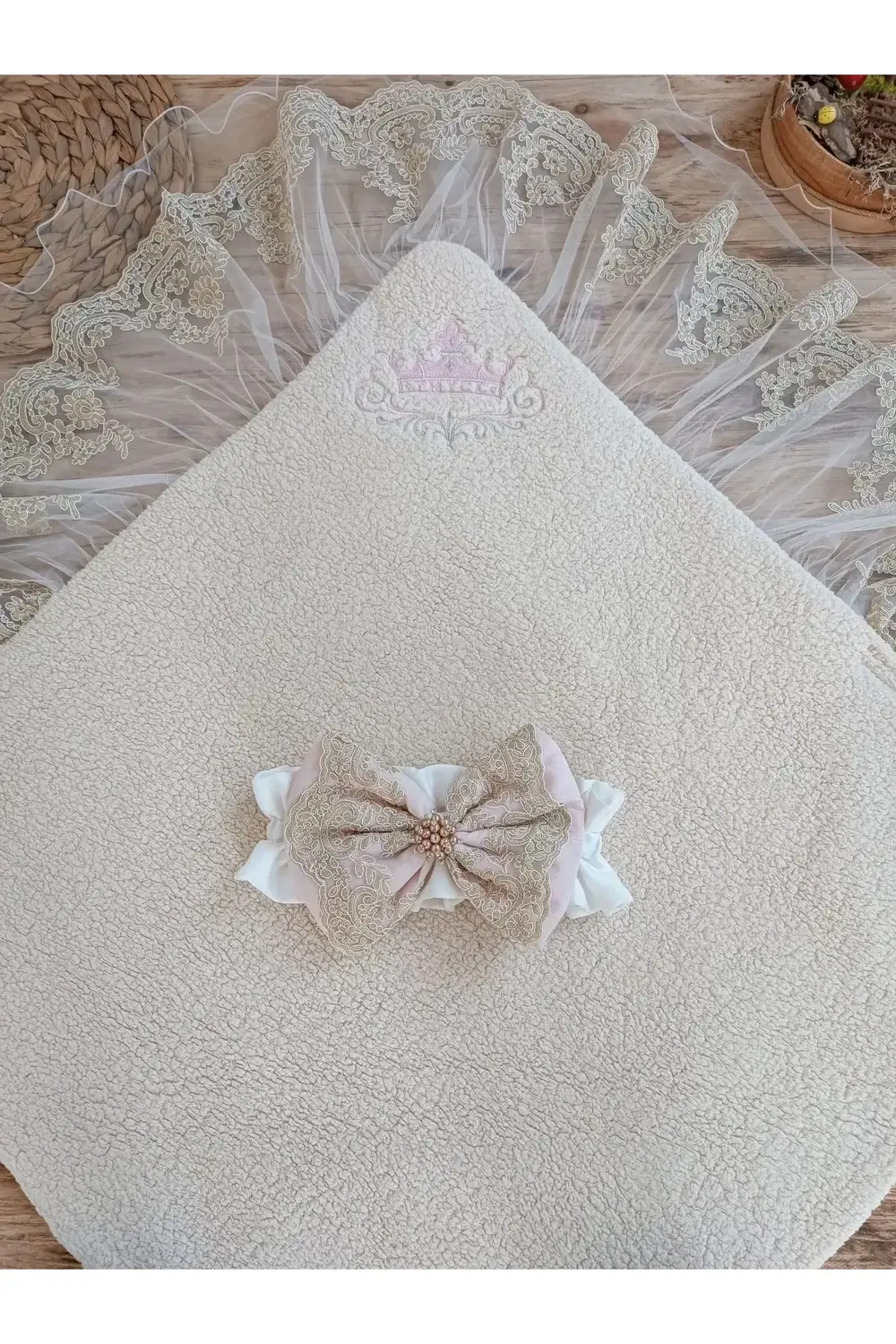 Yenidoğan Kuzulu Taç Nakış Güpürlü Fiyonklu Duvaklı Prizma Taş Un Yenidoğan Kuzulu Taç Nakış Güpürlü Fiyonklu Duvaklı Prizma Taş Un