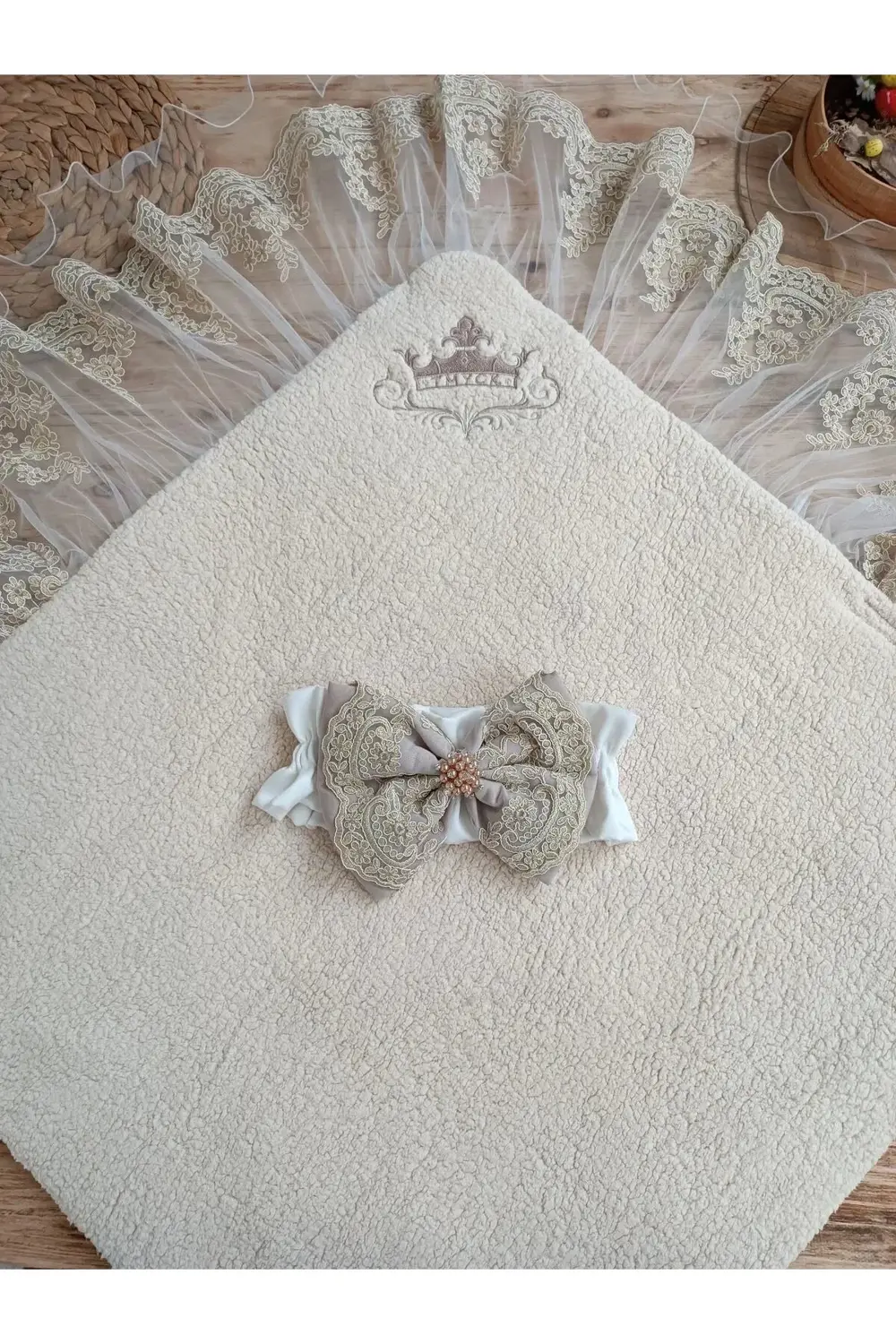 Yenidoğan Kuzulu Taç Nakış Güpürlü Fiyonklu Duvaklı Prizma Taş Un Yenidoğan Kuzulu Taç Nakış Güpürlü Fiyonklu Duvaklı Prizma Taş Un