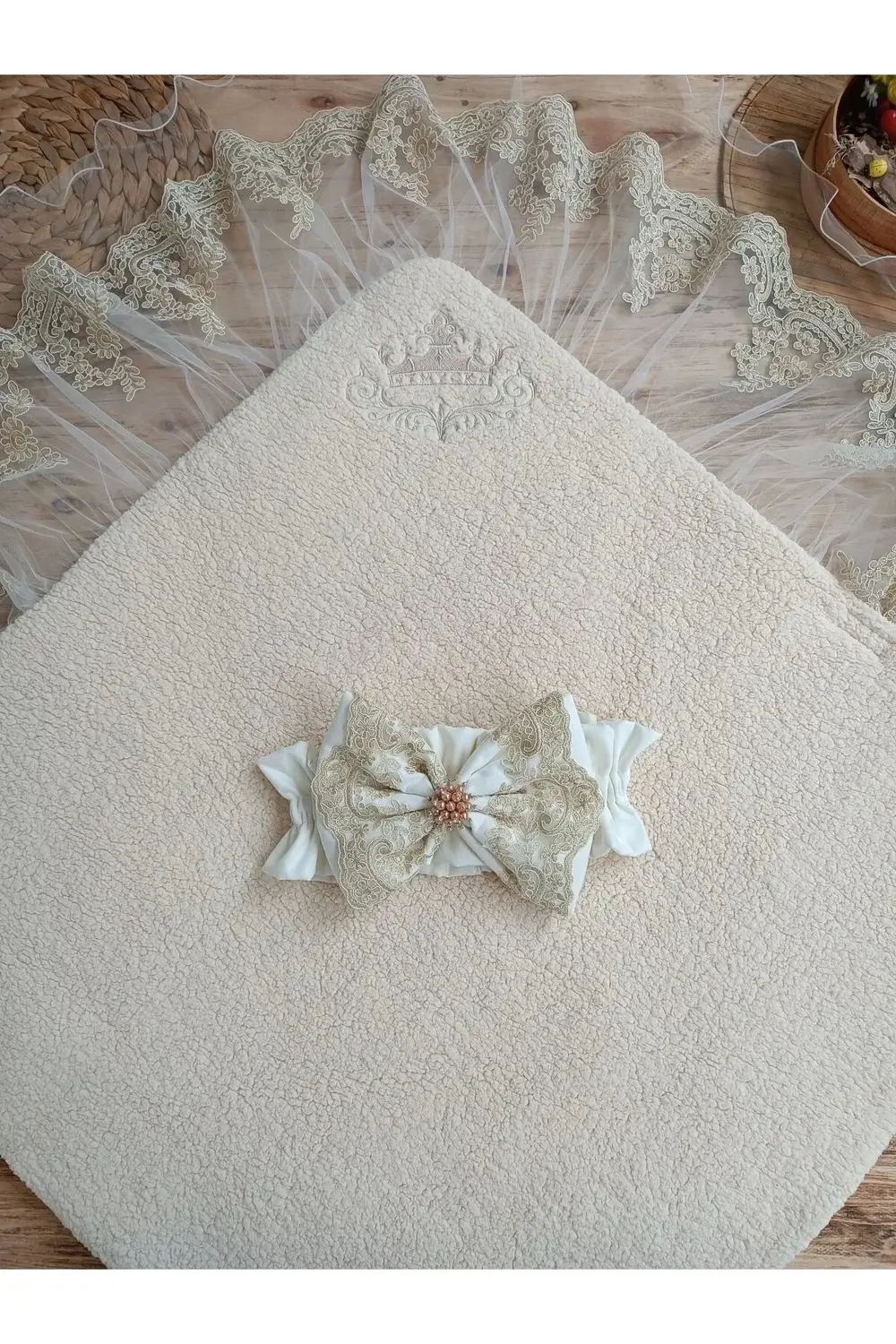 Yenidoğan Kuzulu Taç Nakış Güpürlü Fiyonklu Duvaklı Prizma Taş Un