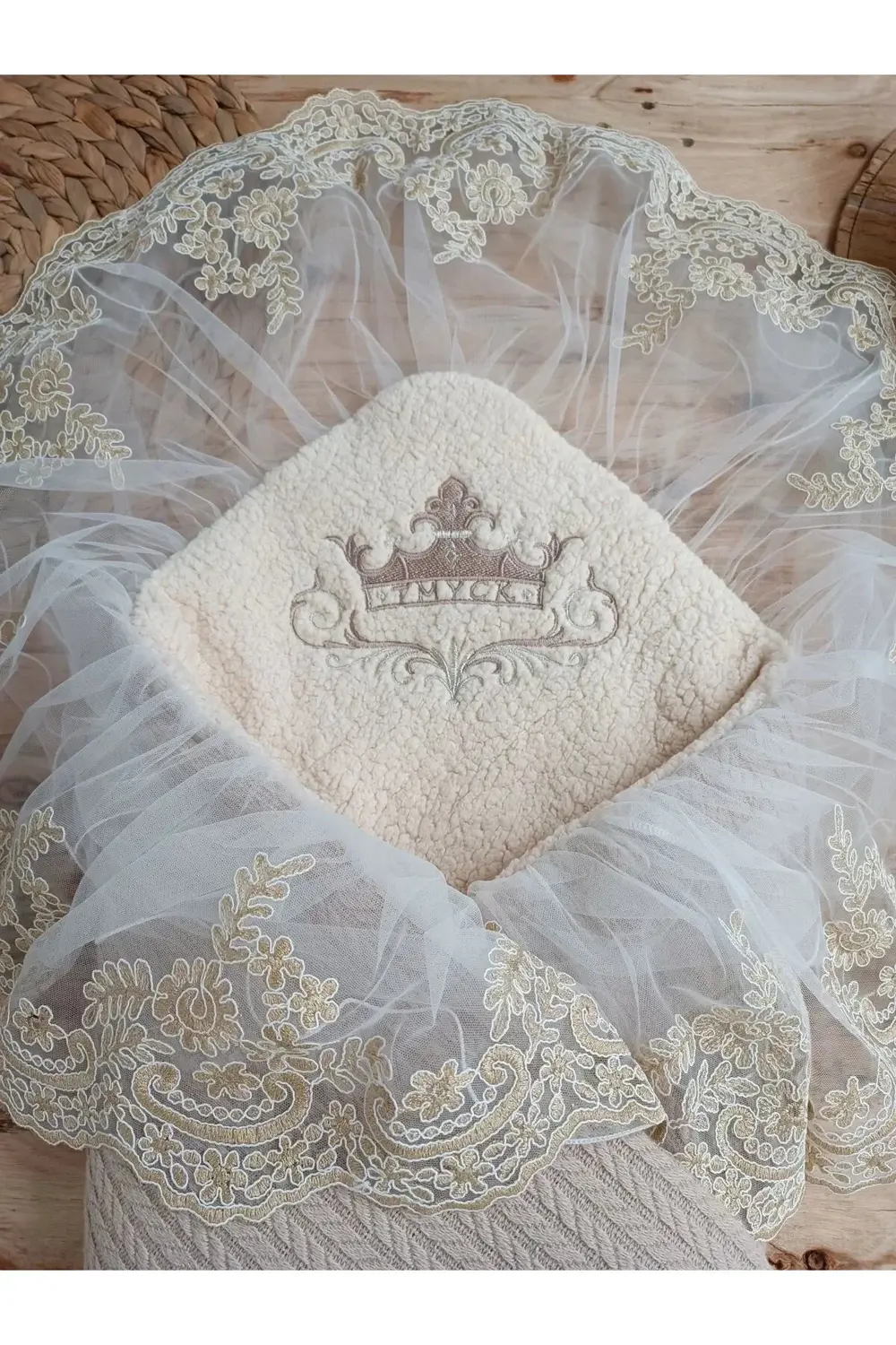 Yenidoğan Kuzulu Taç Nakış Güpürlü Fiyonklu Duvaklı Prizma Taş Un Yenidoğan Kuzulu Taç Nakış Güpürlü Fiyonklu Duvaklı Prizma Taş Un