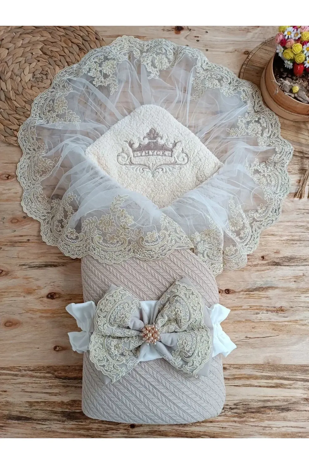 Yenidoğan Kuzulu Taç Nakış Güpürlü Fiyonklu Duvaklı Prizma Taş Un Yenidoğan Kuzulu Taç Nakış Güpürlü Fiyonklu Duvaklı Prizma Taş Un