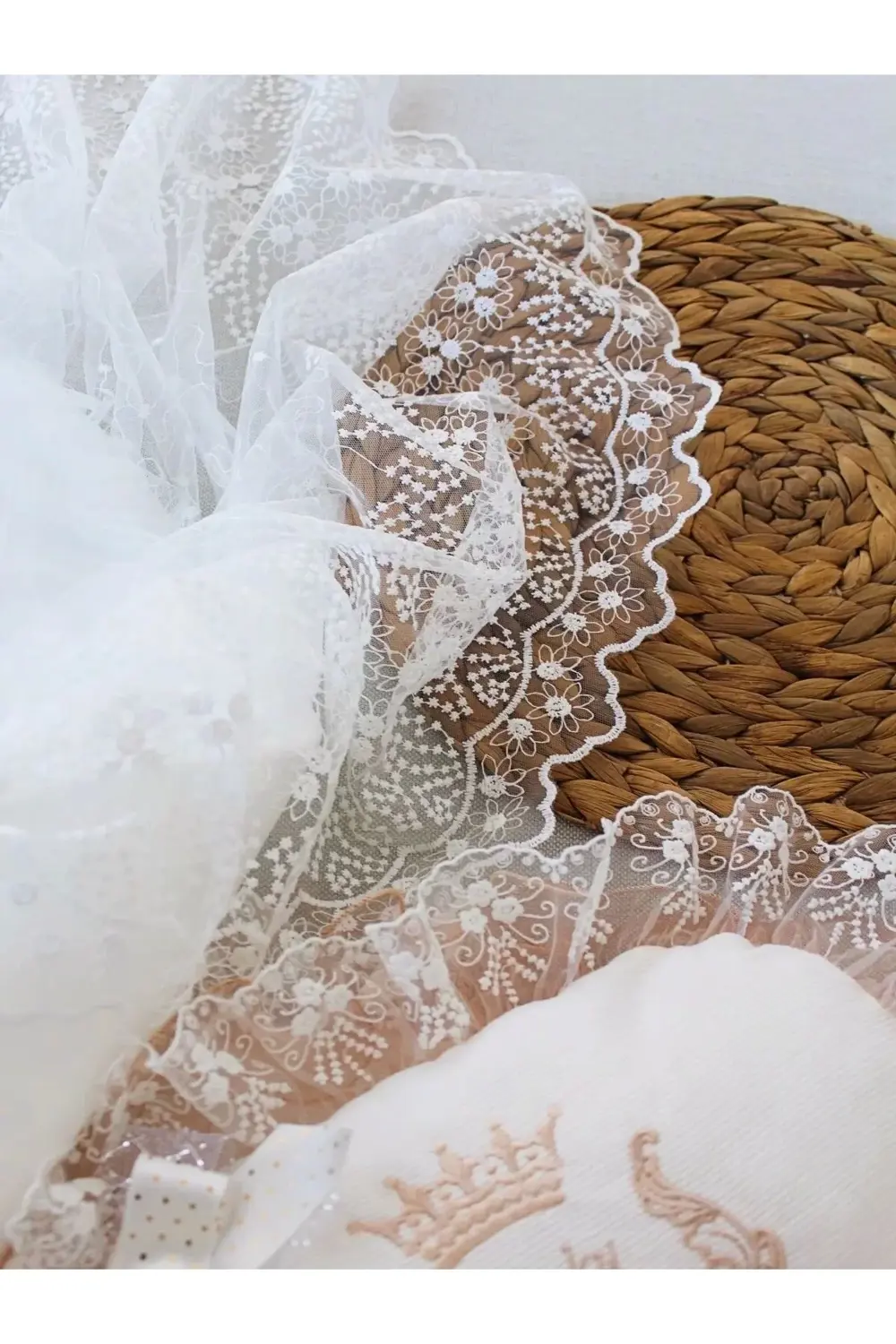 Yenidoğan Nil Taç Nakışlı Kundaklı Trilüks 3lü Alt Açma Seti Bej