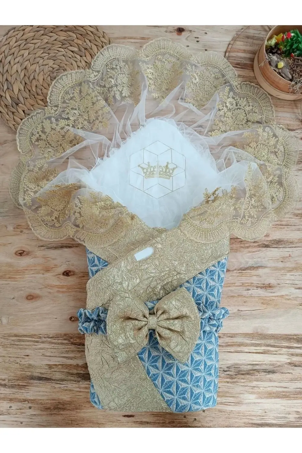 Yenidoğan Piramit Desenli Güpür İşlemeli Bebek Battaniyesi Kundak