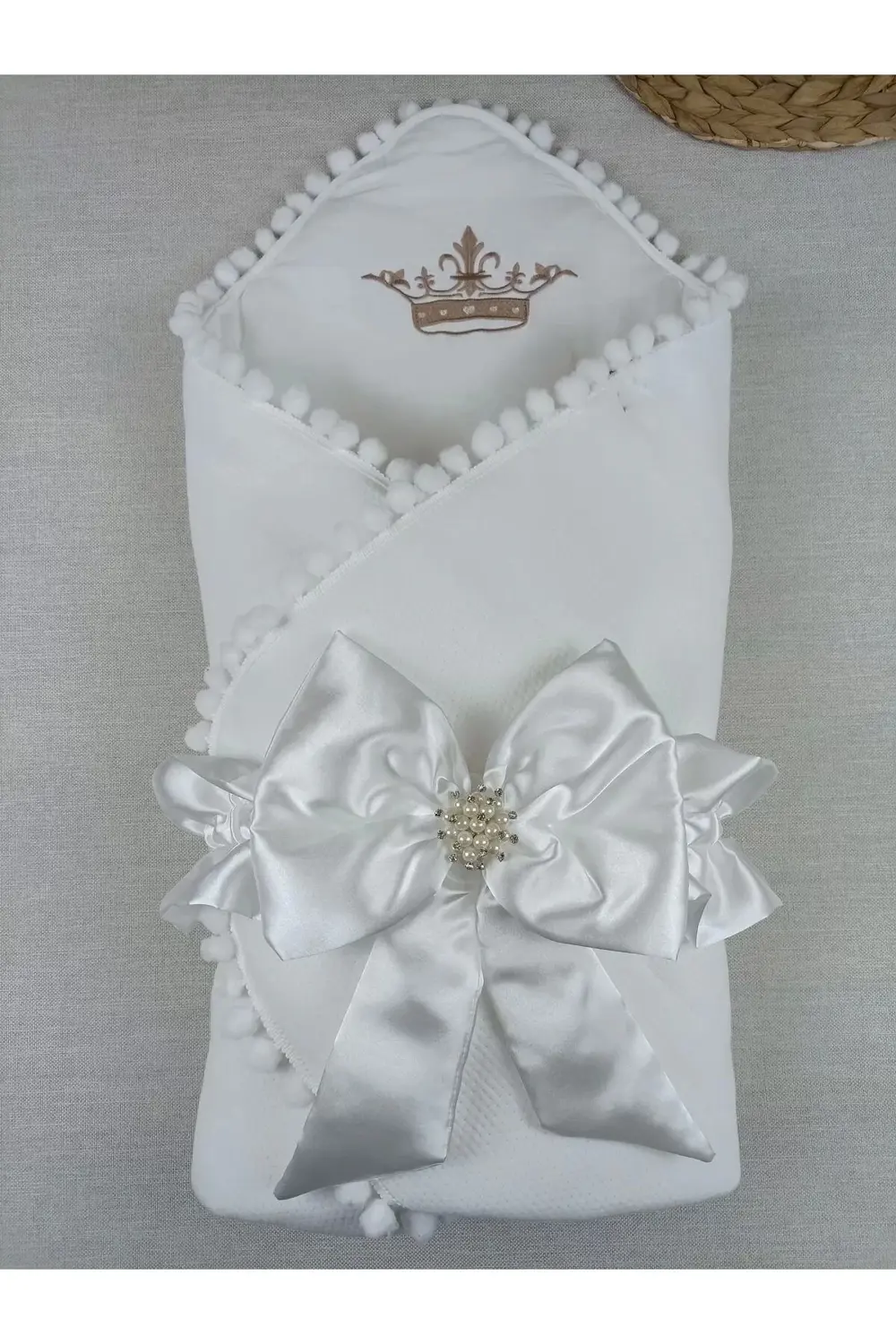 Yenidoğan Sahra Taç Nakışlı Topçik Kenar Lüks Kundak Bebek Battan