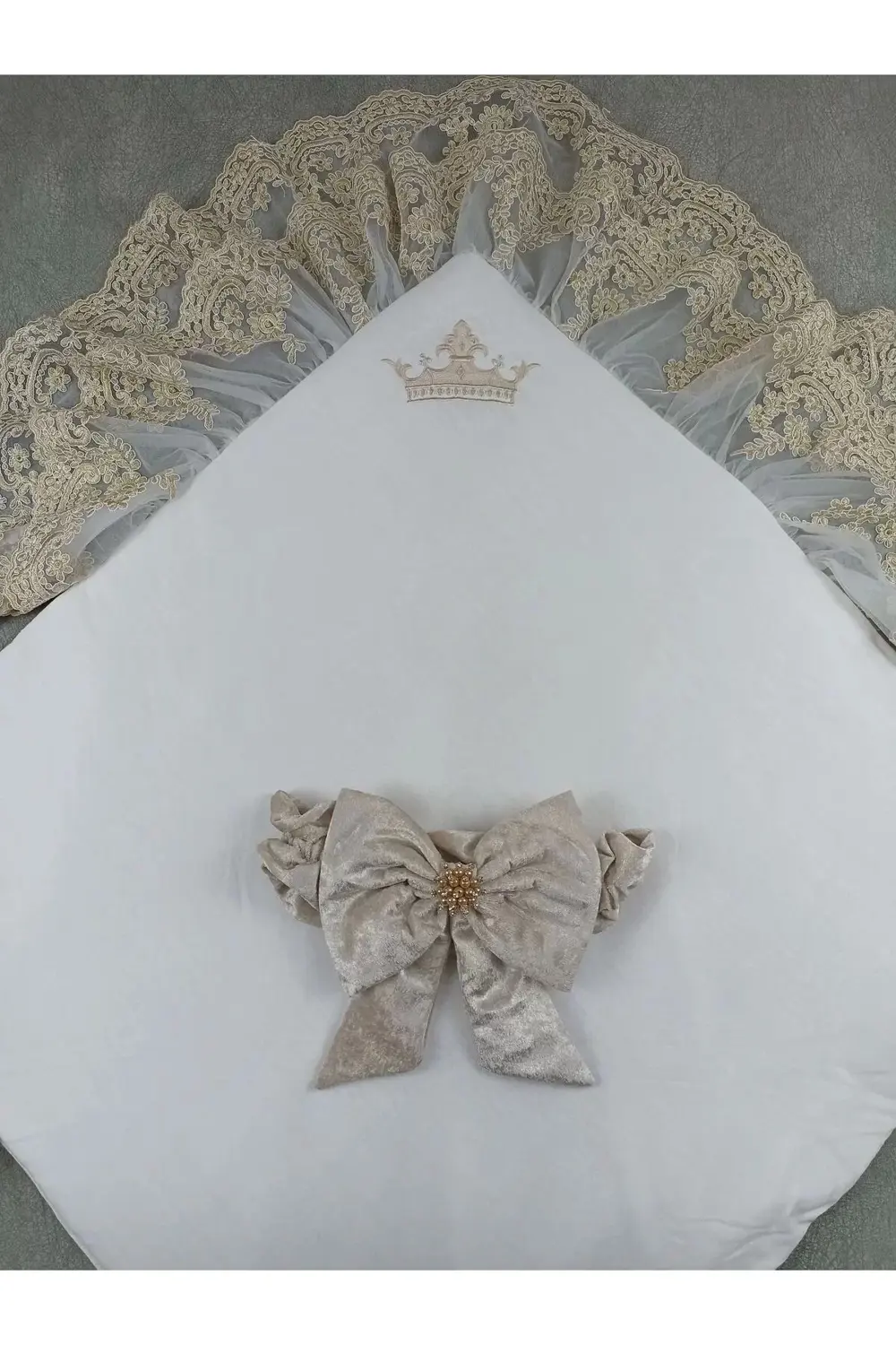 Yenidoğan Saray Kadife Taç Nakışlı İnci Fiyonklu Çift Dantel Duva