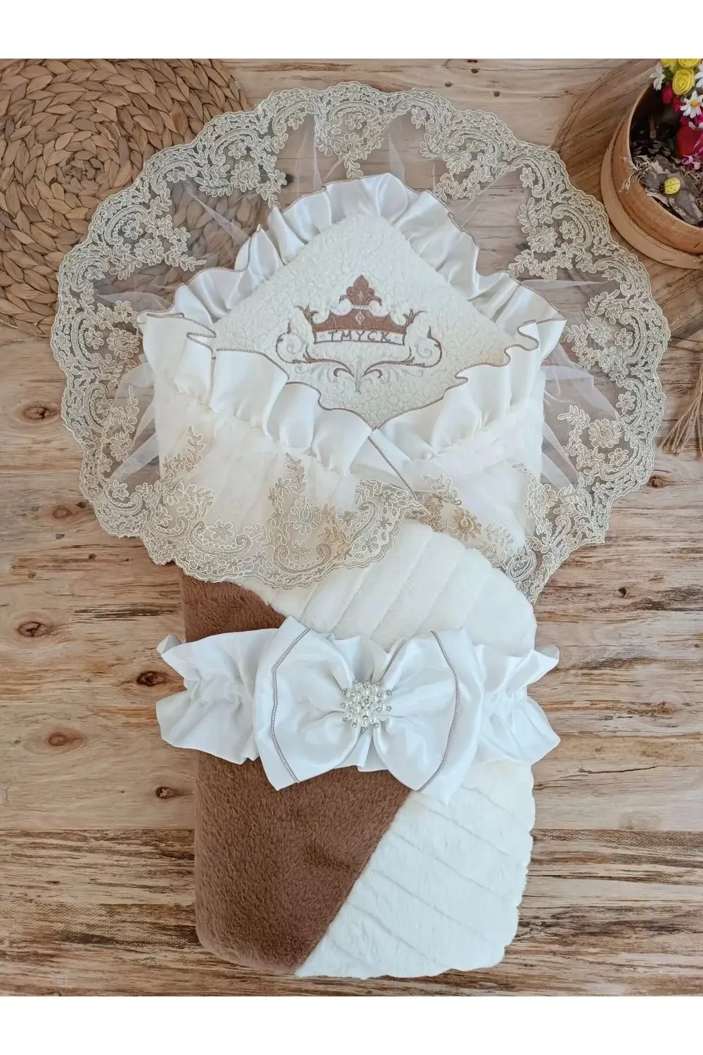 Yenidoğan Wool Yün Kumaş Taç Nakışlı Güpür Duvaklı Fiyonk Prizma