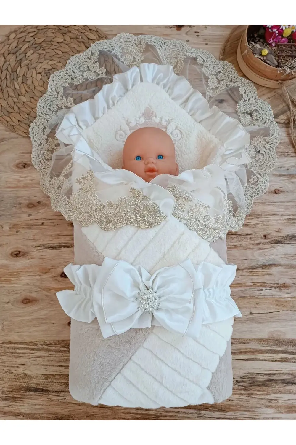 Yenidoğan Wool Yün Kumaş Taç Nakışlı Güpür Duvaklı Fiyonk Prizma