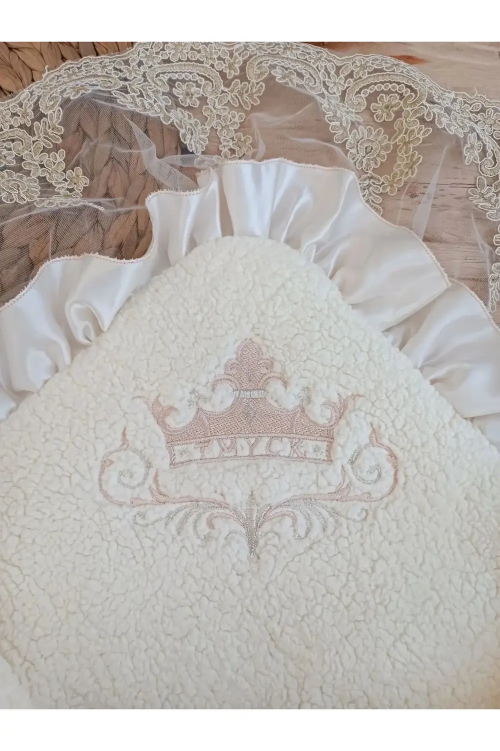 Yenidoğan Wool Yün Kumaş Taç Nakışlı Güpür Duvaklı Fiyonk Prizma