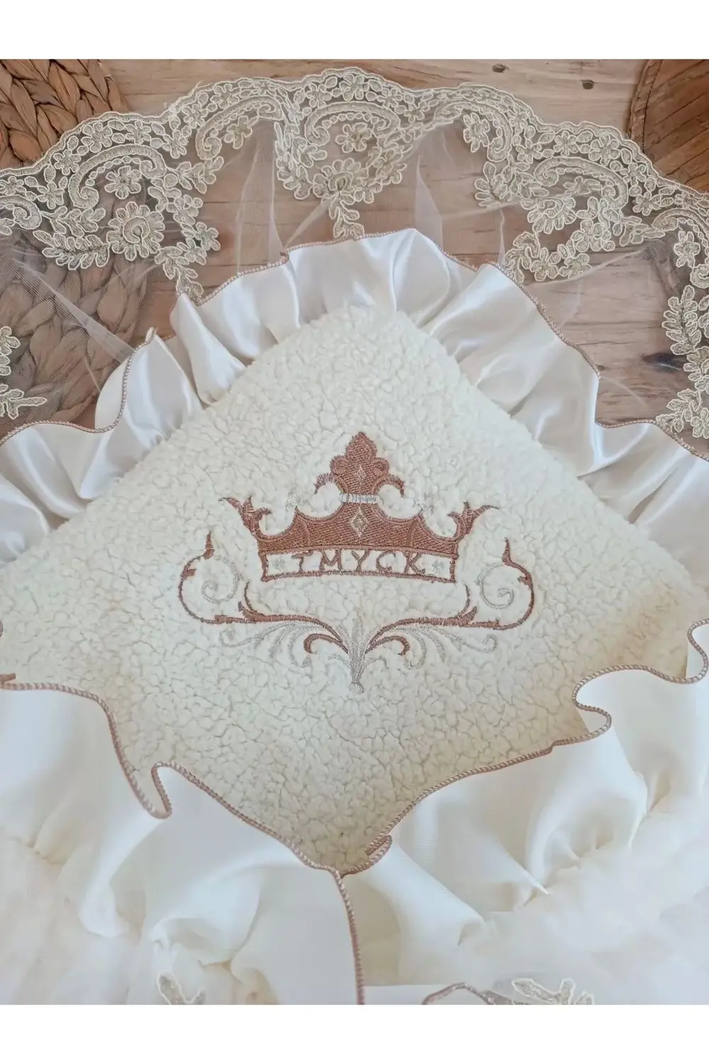 Yenidoğan Wool Yün Kumaş Taç Nakışlı Güpür Duvaklı Fiyonk Prizma