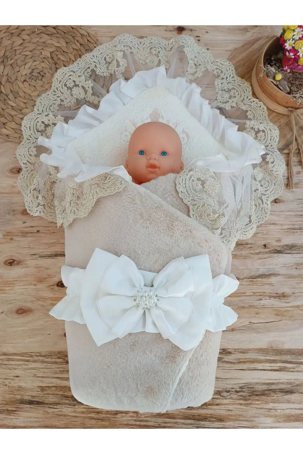 Yenidoğan Wool Yün Kumaş Taç Nakışlı Güpür Duvaklı Fiyonk Prizma Yenidoğan Wool Yün Kumaş Taç Nakışlı Güpür Duvaklı Fiyonk Prizma