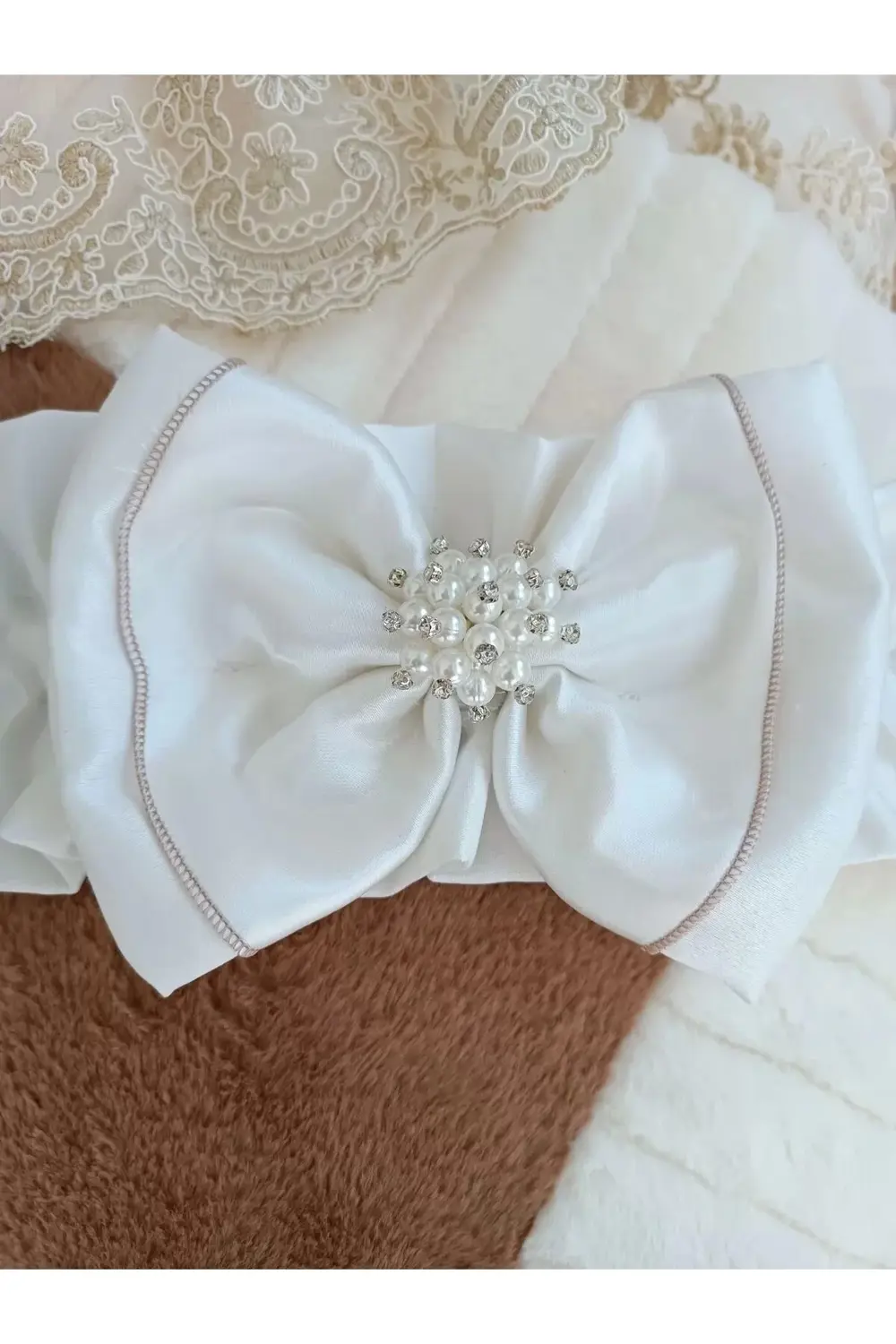 Yenidoğan Wool Yün Kumaş Taç Nakışlı Güpür Duvaklı Fiyonk Prizma