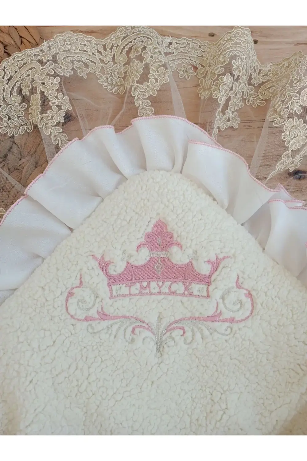 Yenidoğan Wool Yün Kumaş Taç Nakışlı Güpür Duvaklı Fiyonk Prizma