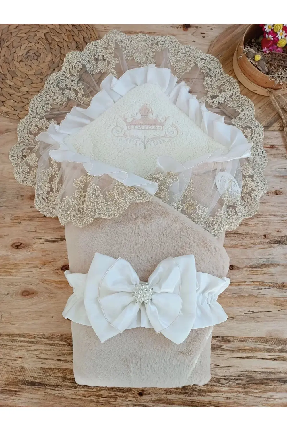 Yenidoğan Wool Yün Kumaş Taç Nakışlı Güpür Duvaklı Fiyonk Prizma Yenidoğan Wool Yün Kumaş Taç Nakışlı Güpür Duvaklı Fiyonk Prizma