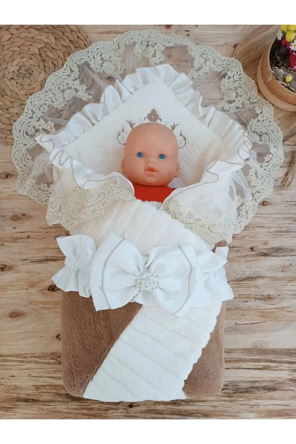 Yenidoğan Wool Yün Kumaş Taç Nakışlı Güpür Duvaklı Fiyonk Prizma