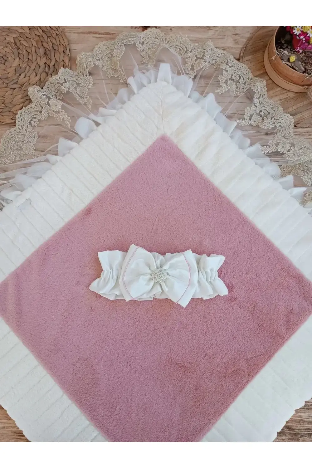 Yenidoğan Wool Yün Kumaş Taç Nakışlı Güpür Duvaklı Fiyonk Prizma