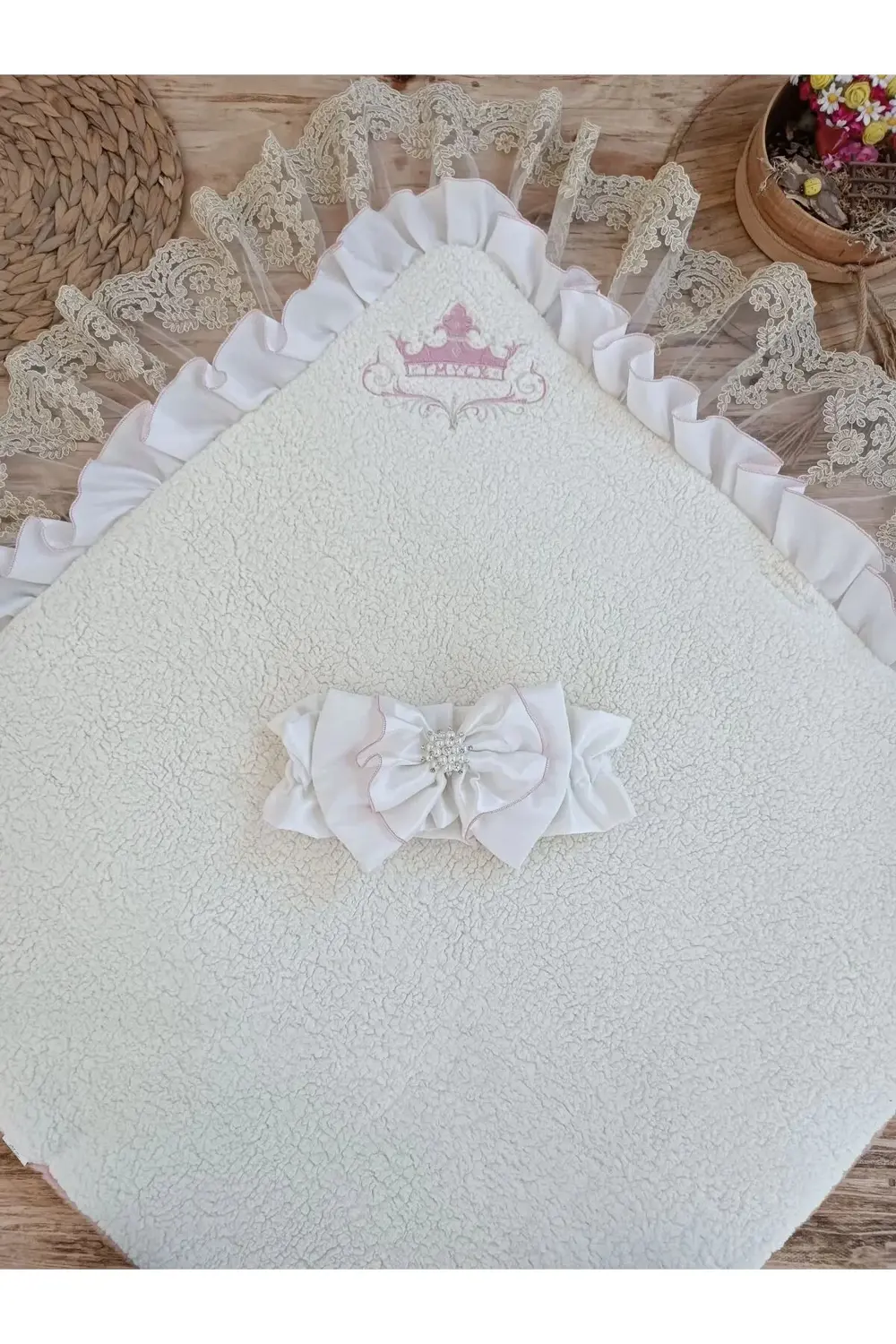 Yenidoğan Wool Yün Kumaş Taç Nakışlı Güpür Duvaklı Fiyonk Prizma