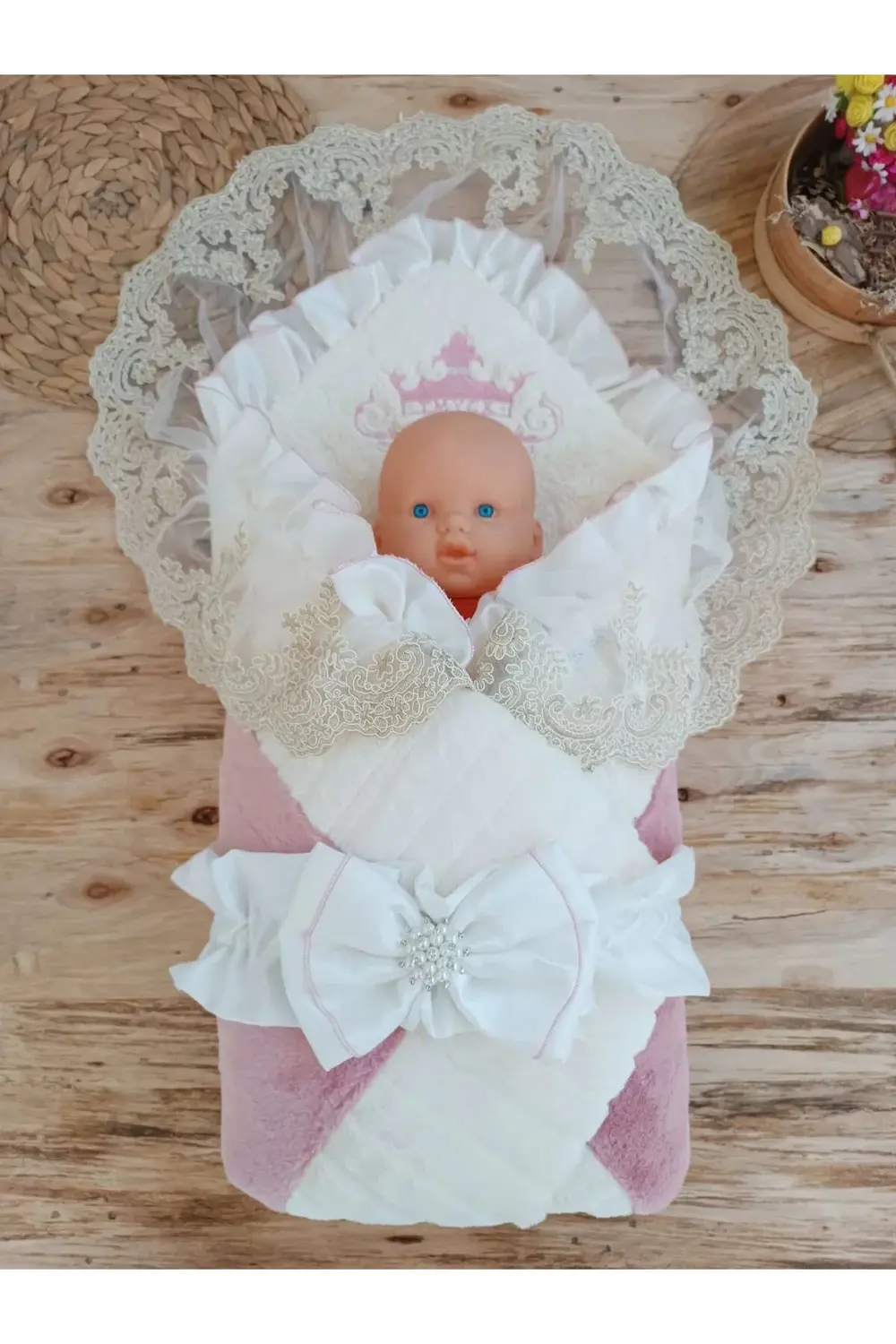 Yenidoğan Wool Yün Kumaş Taç Nakışlı Güpür Duvaklı Fiyonk Prizma