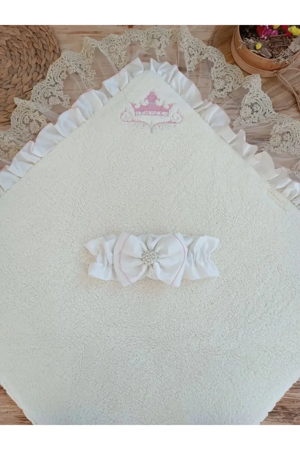 Yenidoğan Wool Yün Kumaş Taç Nakışlı Güpür Duvaklı Fiyonk Prizma