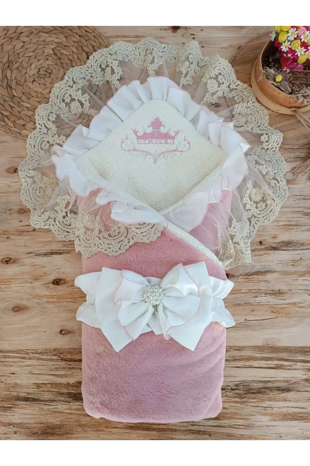 Yenidoğan Wool Yün Kumaş Taç Nakışlı Güpür Duvaklı Fiyonk Prizma